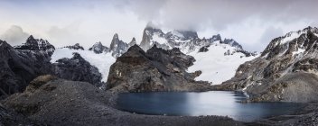 Panoramica della bassa nube sulla catena montuosa Fitz Roy e Laguna de los Tres nel Parco Nazionale Los Glaciares, Patagonia, Argentina — Foto stock