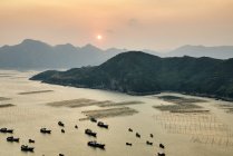Traditionelle Fischerboote bei Sonnenaufgang, Huazhu, Fujian, China — Stockfoto