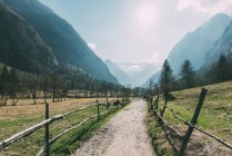 Paysage avec chemin de terre de vallée et montagnes, Mello, Lombardie, Italie — Photo de stock