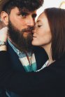 Coup de tête et d'épaule du couple hipster embrassant — Photo de stock