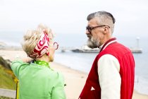 Quirky couple sightseeing, Bournemouth, England — Stock Photo