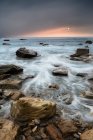 Tempo vista lapso de ondas na praia rochosa — Fotografia de Stock