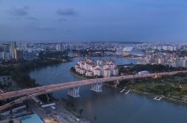Высокий городской пейзаж с автодорожным мостом и жилыми домами в сумерках, Сингапур, Юго-Восточная Азия — стоковое фото