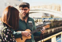 Hipster-Paar spielt Ukulele am Kanal — Stockfoto