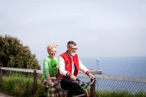 Verschrobenes Paar Sightseeing auf dem Tandemfahrrad, bürgerlich, england — Stockfoto