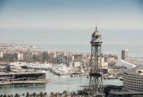 Высокий вид на прибрежную гавань и суперяхты, Барселона, Испания — стоковое фото