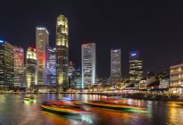 Vista sul fiume Singapore e sullo skyline di notte, Singapore, Sud Est asiatico — Foto stock
