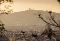 Підвищені міський пейзаж подання до Тібідабо від гори Монжуїк, Барселона, Іспанія — стокове фото