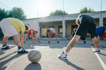 Друзі на баскетбольному майданчику зігріваються — стокове фото