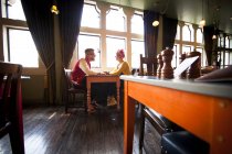 Vue latérale du couple sénior se relaxant au restaurant — Photo de stock