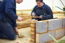 Schüler lernen, wie man Bauarbeiten durchführt — Stockfoto