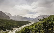 Flusso che attraversa la valle montuosa nel Parco Nazionale dei Los Glaciares, Patagonia, Argentina — Foto stock