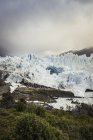 Veduta del ghiacciaio del Perito Moreno e nube di tempesta sulle montagne, Parco Nazionale del Los Glaciares, Patagonia, Cile — Foto stock