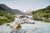 Pierre de Mani dans la rivière, Dege, Sichuan, Chine — Photo de stock