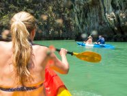 Vista posteriore della donna kayak mare, Koh Hong, Thailandia, Asia — Foto stock