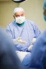 Хірург розмовляє в операційній — стокове фото