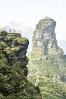 Tourists at Mount Fanjing rock formation, Jiangkou, Guizhou, China — Stock Photo