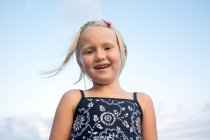 Ritratto di bambina sorridente — Foto stock
