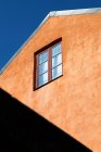 Baixo ângulo de visão da janela e parede laranja — Fotografia de Stock