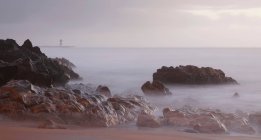 Скалистое побережье в сумерках — стоковое фото