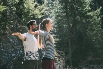 Uomo e donna che praticano yoga nel bosco, Lombardia, Italia — Foto stock
