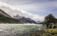 Rio nebuloso no vale montanhoso no Parque Nacional Los Glaciares, Patagônia, Argentina — Fotografia de Stock