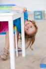 Jeune fille jouer à la table — Photo de stock