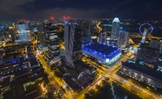 Paisagem urbana de alto ângulo com tráfego rodoviário e luzes da cidade à noite, Cingapura, Sudeste Asiático — Fotografia de Stock
