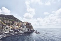 Vista elevata della città costiera di Manarola, Liguria, Italia — Foto stock