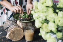 Frau bereitet vegetarisches Gericht zu — Stockfoto