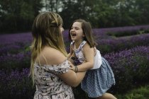 Мати і дочка сміялися в полі лаванди — стокове фото