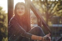 Junge Frau entspannt sich im Freien, Tätowierungen an den Händen — Stockfoto