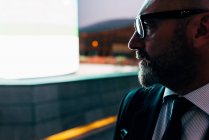 Profil de mature homme d'affaires en lunettes outdoor — Photo de stock