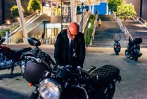 Зрелый бизнесмен готовится ездить на мотоцикле — стоковое фото