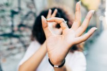 Jovem mulher fazendo gestos mãos, Milão, Itália — Fotografia de Stock