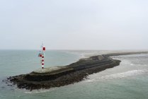 Большой пирс, защищающий гавань от сильного течения, Западный Тершеллинг, Фрисландия, Нидерланды, Европа — стоковое фото