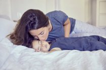 Madre scherzo dormire bambino su guancia — Foto stock