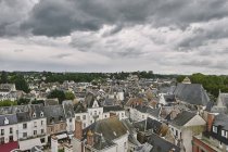 Paisaje urbano de gran angular de casas adosadas y tejados tradicionales, Amboise, Valle del Loira, Francia - foto de stock