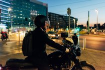 Homme d'affaires mature à moto la nuit — Photo de stock