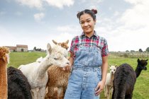 Retrato de mulher com alpacas na fazenda — Fotografia de Stock