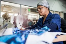 Sarta che lavora in fabbrica, Città del Capo, Sudafrica — Foto stock
