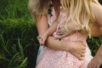 Vista recortada de la madre y la hija abrazándose - foto de stock