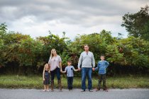Семья из пяти человек наслаждается природой — стоковое фото