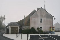 House gable and parking lot in Meigne-le-Vicomte village on misty morning, Loire Valley, France — Stock Photo