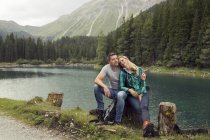 Couple randonnée, assis au bord du lac, Tyrol, Steiermark, Autriche, Europe — Photo de stock