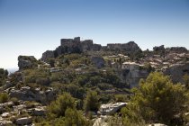 Vista de la ciudad medieval amurallada y el castillo, Les Baux-de-Provence, Provence-Alpes-C? te d 'Azur, Francia - foto de stock