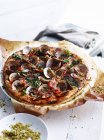 Primo piano della pizza con vongole ed erbe aromatiche — Foto stock