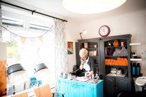 Жінка на стійці рецепції химерного перукарського салону — стокове фото