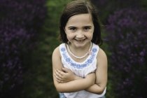 Porträt eines jungen Mädchens inmitten von Lavendel — Stockfoto