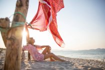 Donna matura rilassante sulla spiaggia, Palma di Maiorca, Isole Baleari, Spagna, Europa — Foto stock